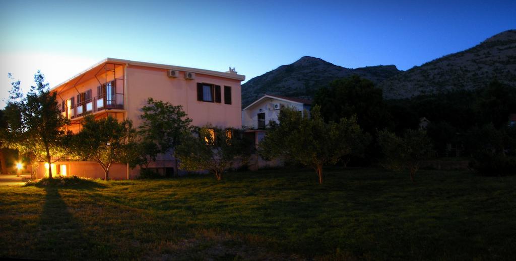 Apartments And Rooms Mare-Monti Starigrad Paklenica Eksteriør bilde