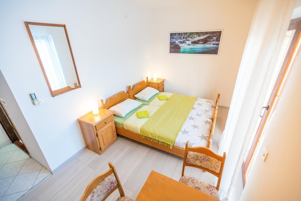 Apartments And Rooms Mare-Monti Starigrad Paklenica Eksteriør bilde