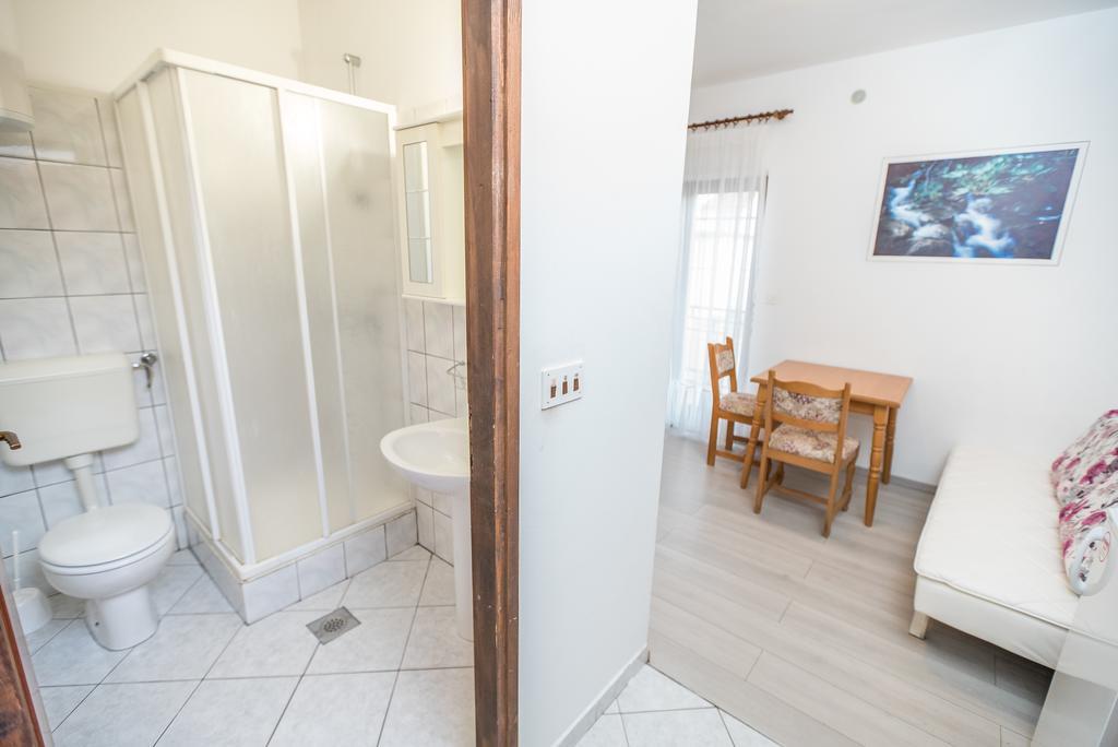 Apartments And Rooms Mare-Monti Starigrad Paklenica Eksteriør bilde