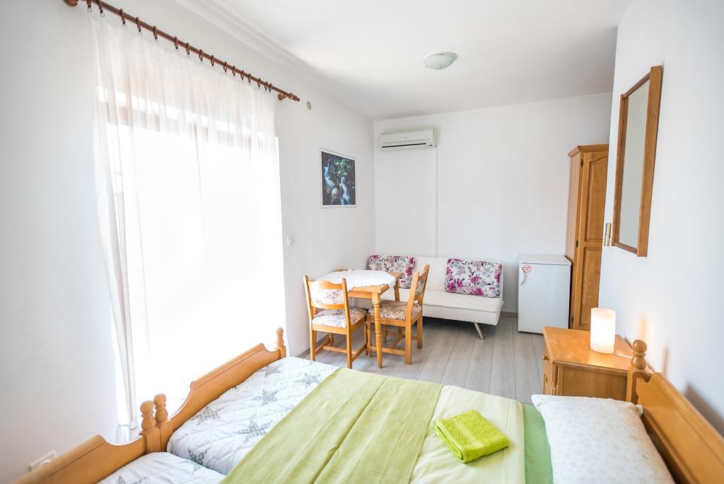 Apartments And Rooms Mare-Monti Starigrad Paklenica Eksteriør bilde