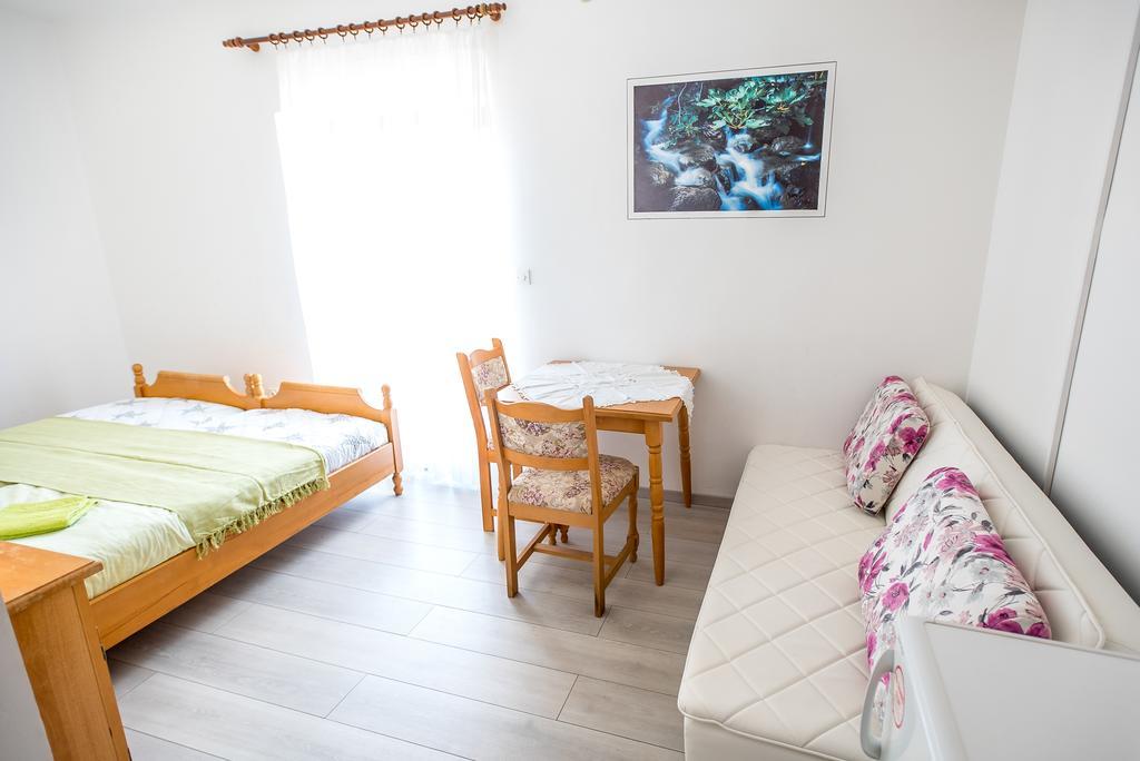 Apartments And Rooms Mare-Monti Starigrad Paklenica Eksteriør bilde