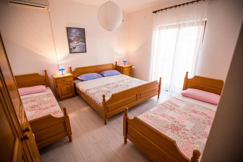 Apartments And Rooms Mare-Monti Starigrad Paklenica Eksteriør bilde
