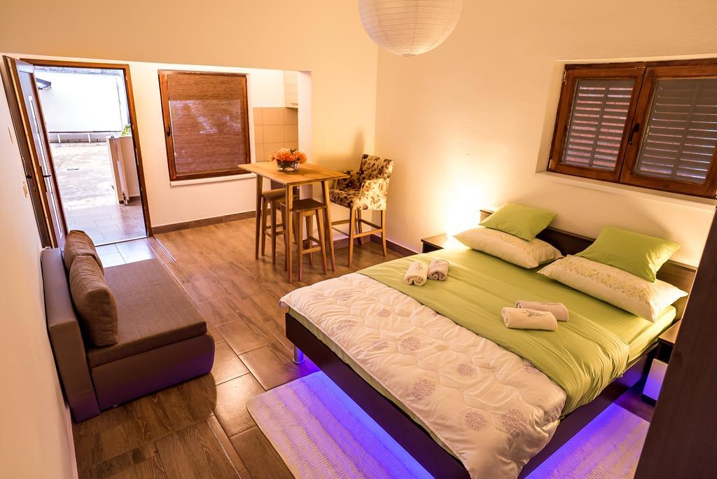 Apartments And Rooms Mare-Monti Starigrad Paklenica Eksteriør bilde