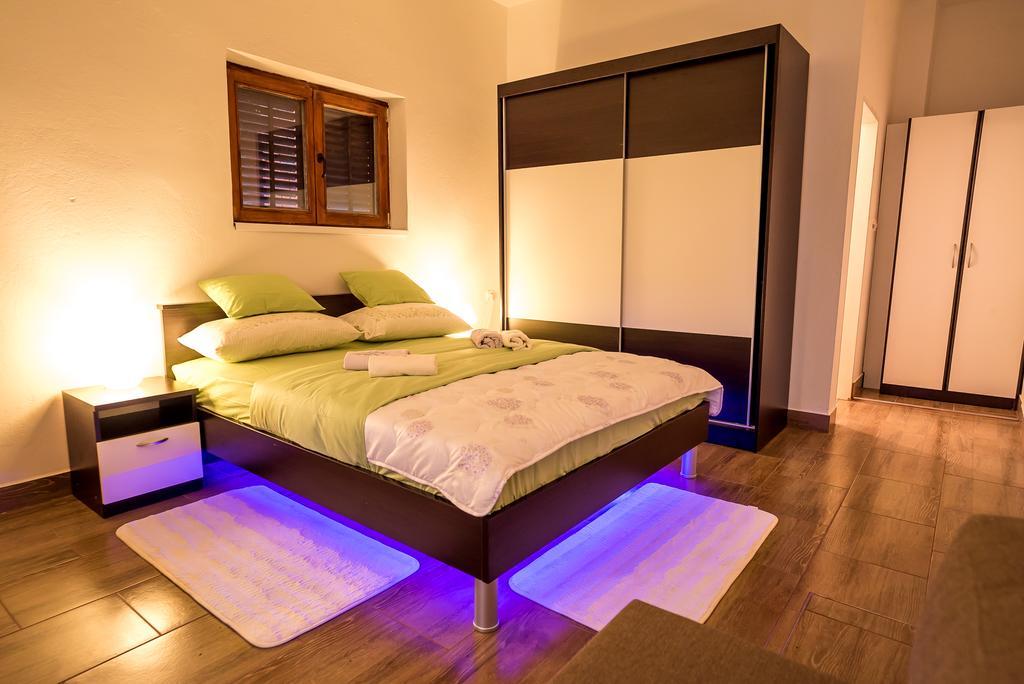 Apartments And Rooms Mare-Monti Starigrad Paklenica Eksteriør bilde