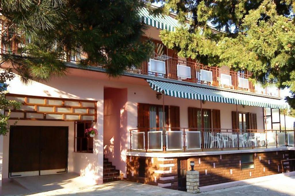 Apartments And Rooms Mare-Monti Starigrad Paklenica Eksteriør bilde